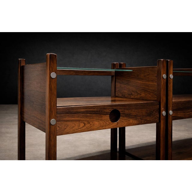 1960s Pair of Sergio Rodrigues “Yara” Jacarandá Side Tables with Glass Shelf, Brazil, 1960s - Lot 895 For Sale - Image 5 of 12