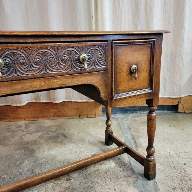 1930s 1930s English Oak Lady's Desk on Turned Legs With H Stretcher Base and Tear Drop Handles For Sale - Image 5 of 13