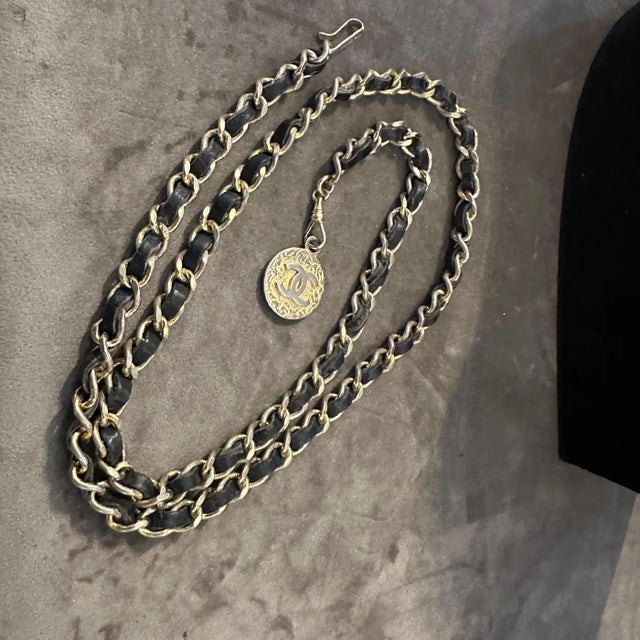 Chanel An Iconic 1990s Leather and Metal Chain Belt by Chanel For Sale - Image 4 of 12