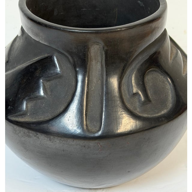 Signed Santa Clara Pueblo Carved Blackware Vase, Juanita Pueblo, Mid 20th C. For Sale - Image 16 of 18