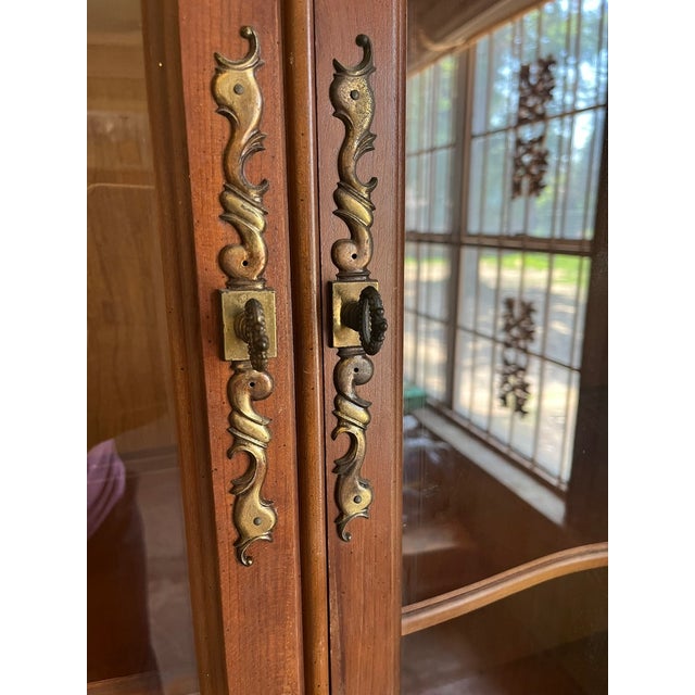 Wood Mid 20th Century French Provincial Style China Cabinet — 2-Piece, Brass Lattice Doors, Serpentine Base For Sale - Image 7 of 13