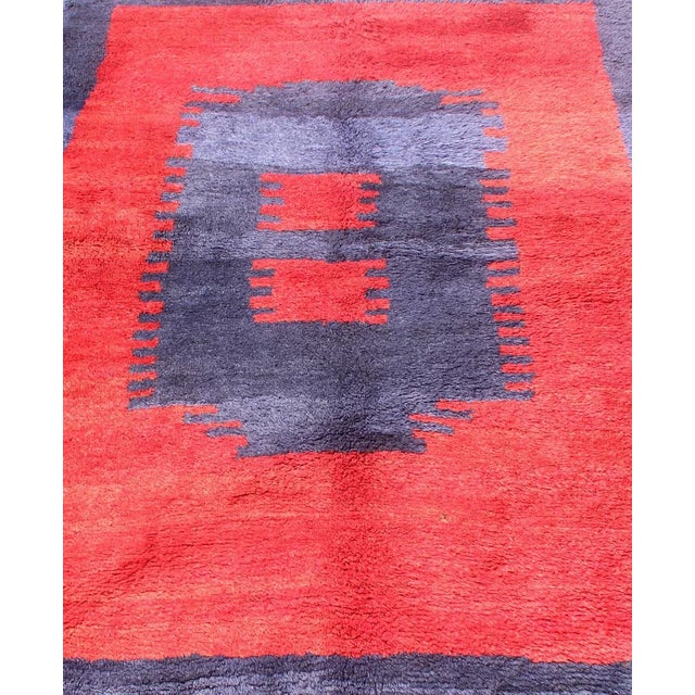 Turkish Tulu Rug With Modern Minimalist Design in Blue, Red and Luxurious Wool For Sale - Image 9 of 12