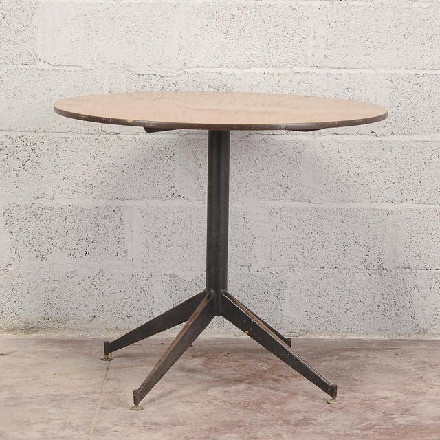 This 1970s bar table is a perfect example of mid-century modern design, ideal for lovers of vintage design and period...