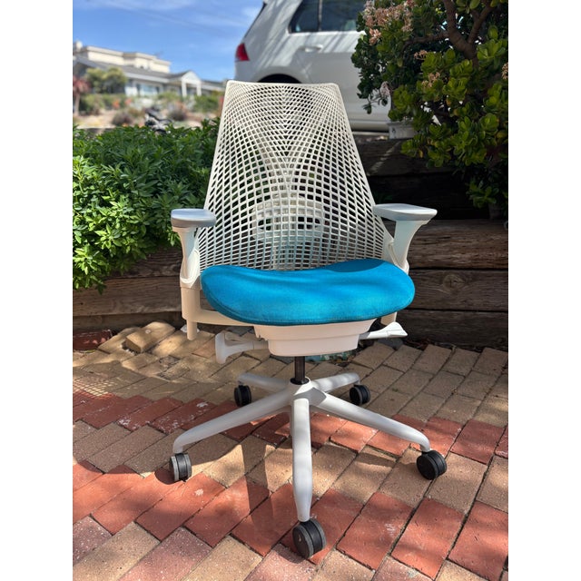 The Herman Miller Sayl Chair in Berry Blue is a high-quality office/desk chair designed by the renowned brand Herman...