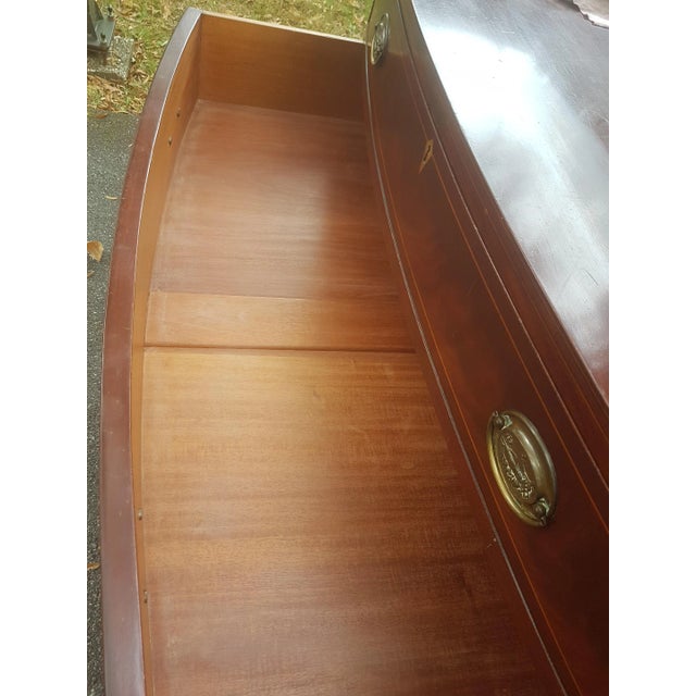 Hepplewhite Late 20th Century Vintage Traditional Duncan Phyfe Hepplewhite Style Bow Front Chest of Drawers For Sale - Image 3 of 10