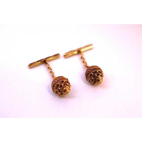 Gold cufflinks in the shape of a filigree pine cone and braided crossbars. Metal: Gold. Origin: Portuguese. Brand: Dragão....
