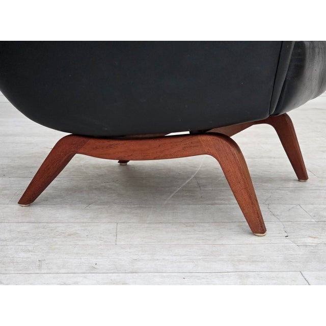 1960s, Danish design by Illum Wikkelsø. Armchair, model 110. Partially renovated by craftsman: completely new upholstery...