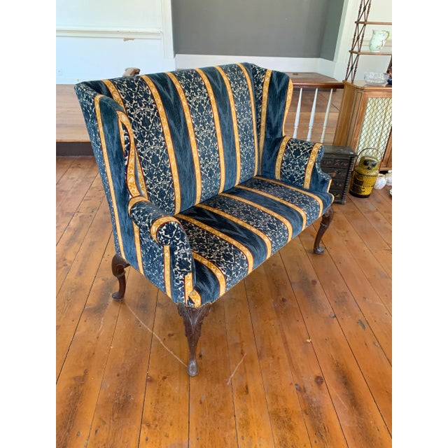 Early 18th Century 18th Century George II Mahogany Settee on Four Carved Cabriole Legs Ending in Pad Feet For Sale - Image 5 of 7