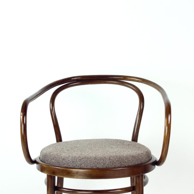 1960s Mid-Century Bentwood No. 30 Armchair by August Thonet for Ton, Former Czechoslovakia, 1960s For Sale - Image 5 of 14