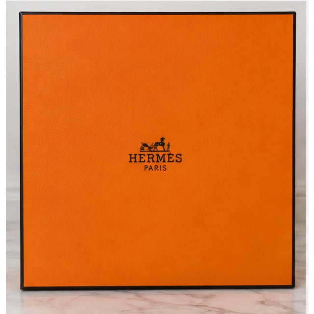 Set of 3 Hermès Paris Orange Presentation Boxes With Herringbone Dust Bags & Ribbon For Sale In Baton Rouge - Image 6 of 7