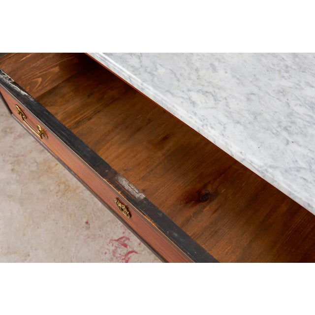 Louis XVI Period 18th Century French Commode With White Marble Top + Ebony Banding (C. 1780) For Sale In Charleston - Image 6 of 14