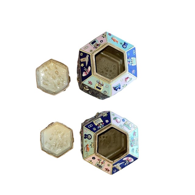 Vintage Hand Painted Chinese Hexagonal Porcelain Ginger Jars With Lid- a Pair For Sale In Milwaukee - Image 6 of 7