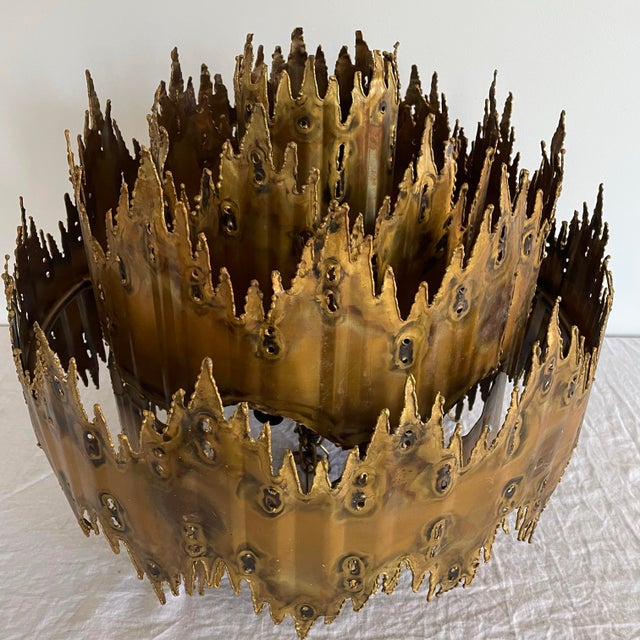 A flame sculpture chandelier by Tom Greene for the Feldman Lighting Company.Tom Greene was a pioneering American designer...