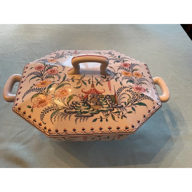 Gorgeous Mottahedeh tureen or serving dish, hand-painted in Portugal, probably in the 1970s-1980s. Chinoiserie style with...