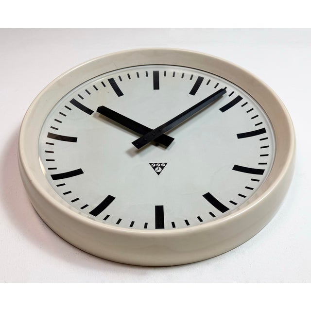 Large Industrial Bakelite Factory Wall Clock from Pragotron, 1960s For Sale - Image 6 of 18