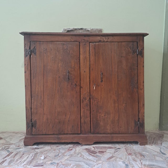 Vintage Umbrian Brown Sideboard in Poplar, in Good conditions. Designed before 1890