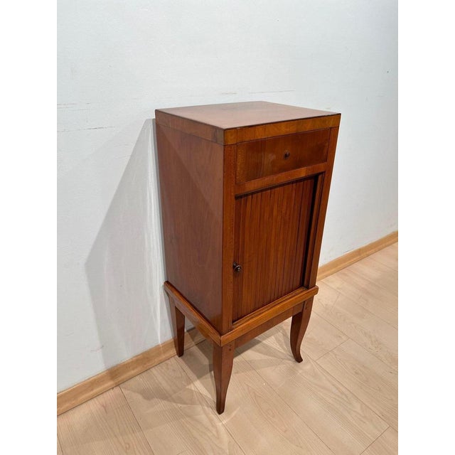 Biedermeier Pillar Cabinet in Cherry Veneer, 1820 For Sale - Image 4 of 18