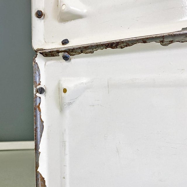 Italian Modern White Metal Supporting Bookcase, 1970s For Sale - Image 6 of 18