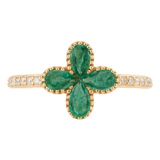 Modern Four-Leaf Emerald Diamond Clover Ring Size 4 in 14k Yellow Gold For Sale