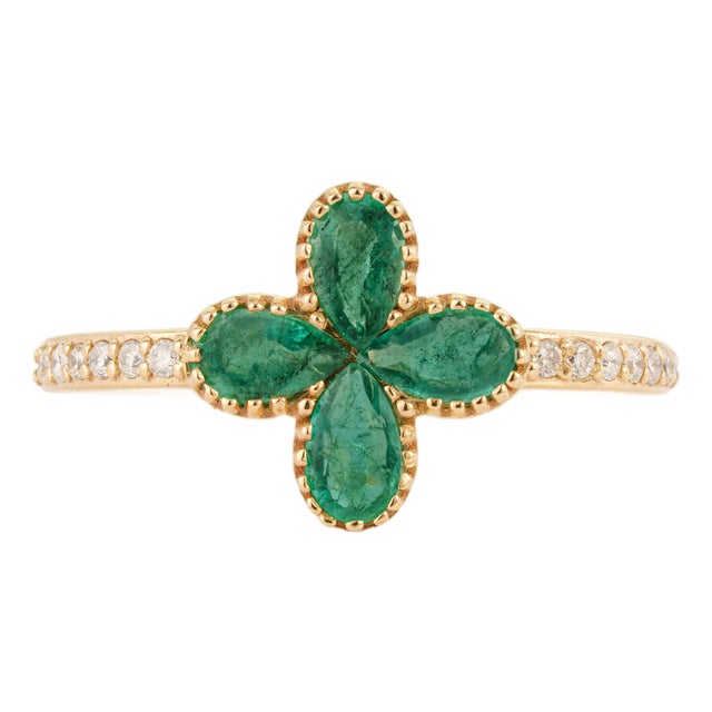 Modern Four-Leaf Emerald Diamond Clover Ring Size 4 in 14k Yellow Gold For Sale