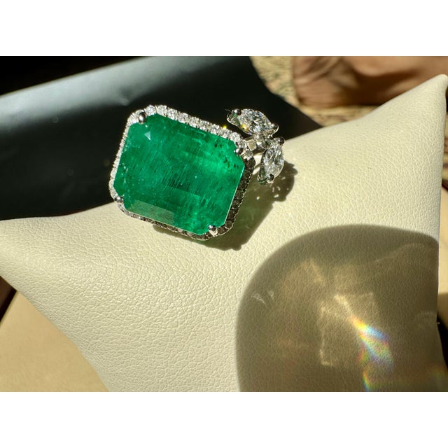 8.41 Ct Emerald Cut Emerald & 0.53 Ct Diamond Bypass Ring in 18 Kt Gold Size 6.5 For Sale - Image 11 of 18
