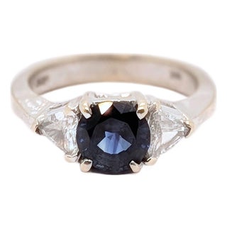 Late 20th Century 18k White Gold Ring With Gia Round Blue Sapphire & Trillion Diamonds - Size 5.5 For Sale