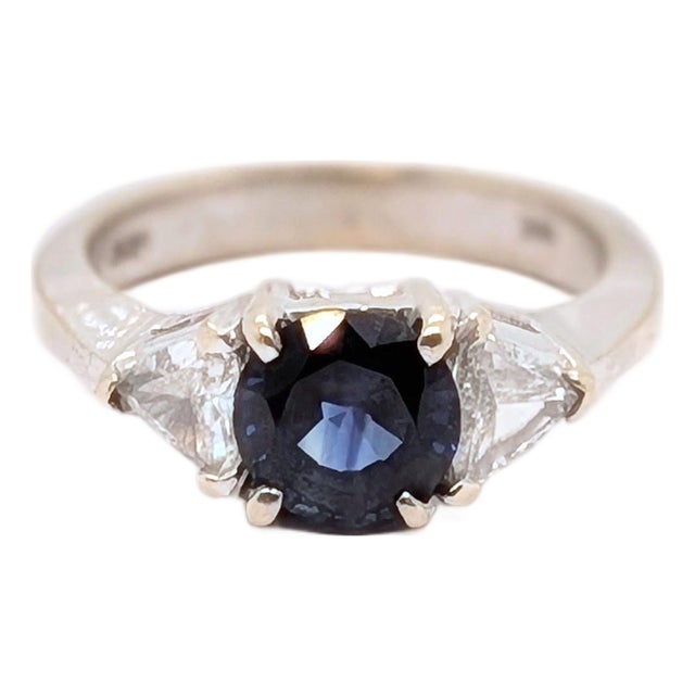 Late 20th Century 18k White Gold Ring With Gia Round Blue Sapphire & Trillion Diamonds - Size 5.5 For Sale