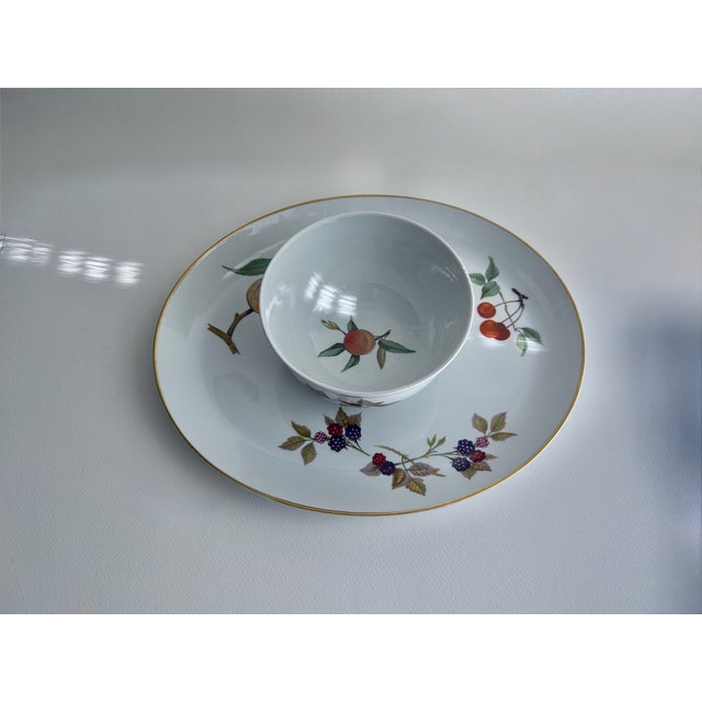 Royal Worcester Mid 20th Century Royal Worcester Evesham Gold Platter & Bowl For Sale - Image 4 of 18