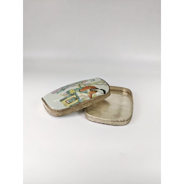 19th Century Chinese Porcelain Large Shard Box of Women and a Child For Sale In San Francisco - Image 6 of 7