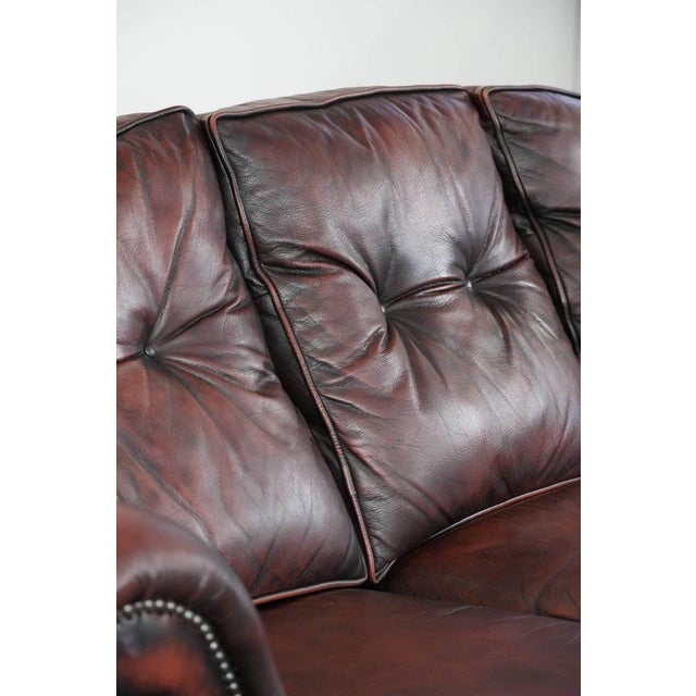 English Style 2.5-Seater Chesterfield Sofa on Wheels in Red Cowhide For Sale - Image 14 of 17