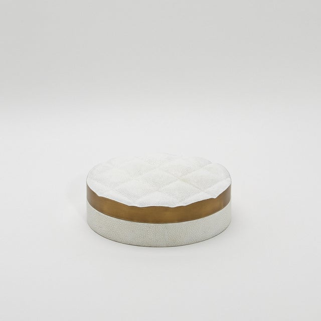 2020s Set of 2 Quilted Boxes in White Shagreen With Bronze Patina Brass by Kifu Paris For Sale - Image 5 of 6