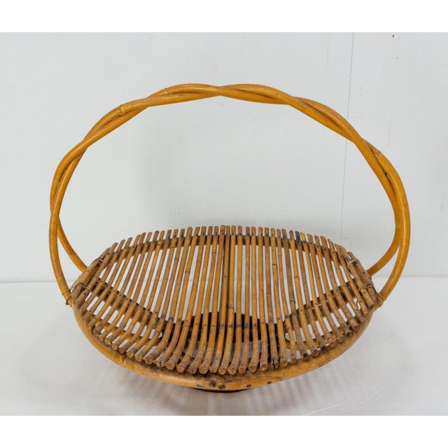 Wicker basket centerpiece form France, mid-century, circa 1950. Fruit cup Good condition.