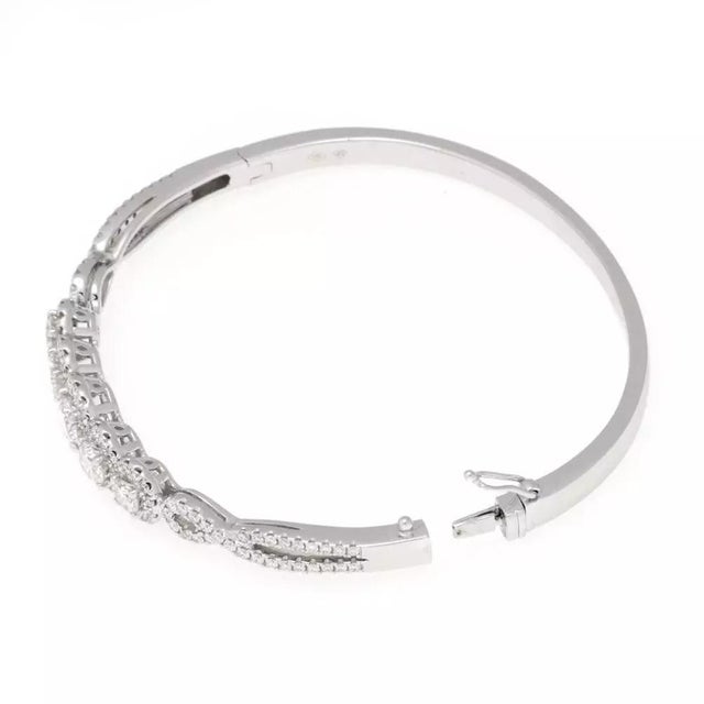 Contemporary Modern 2.30ct Diamond 18k White Gold Rosette Bangle Bracelet​ For Sale - Image 3 of 6
