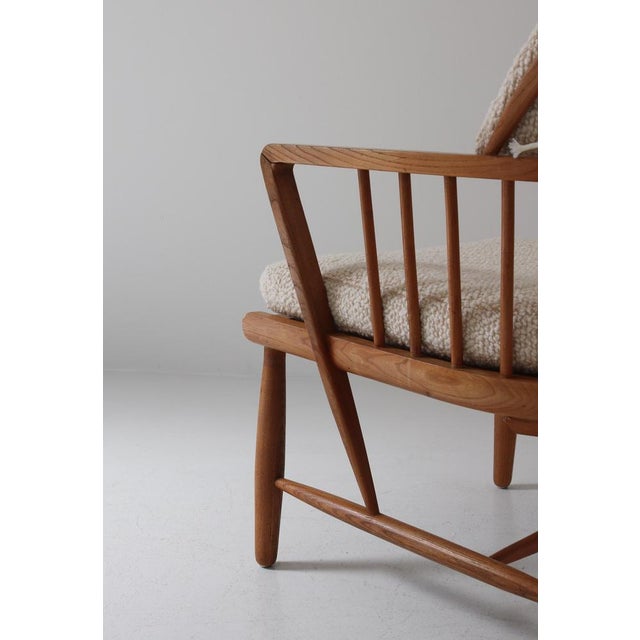 Scandinavian Modern Windsor Chair in Patinated Ash and White Bouclé by Hans J. Wegner, 1940s For Sale - Image 14 of 18