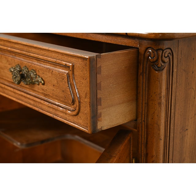 Henredon French Provincial Louis XV Carved Walnut Flip Top Buffet Server or Bar Cabinet, Circa 1970s For Sale - Image 11 of 17