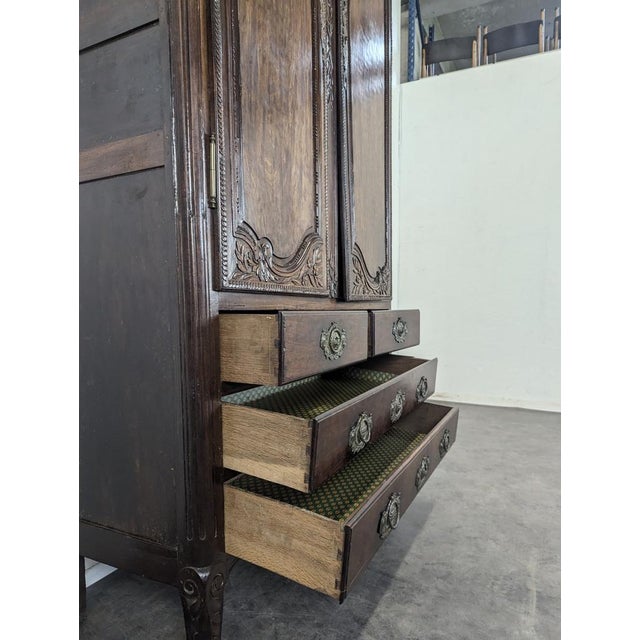 Mottled Mahogany Chest of Drawers in the style of Fécamp For Sale - Image 5 of 14