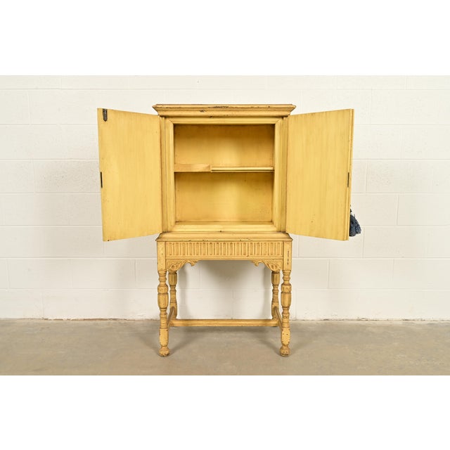 1920s Berkey & Gay Antique English Jacobean Cream Painted Lift Top Bar Cabinet, Circa 1920s For Sale - Image 5 of 16