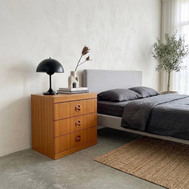 This low chest of drawers evokes a touch of 1970s Scandinavian style, with a compact silhouette and a detail we adore: its...