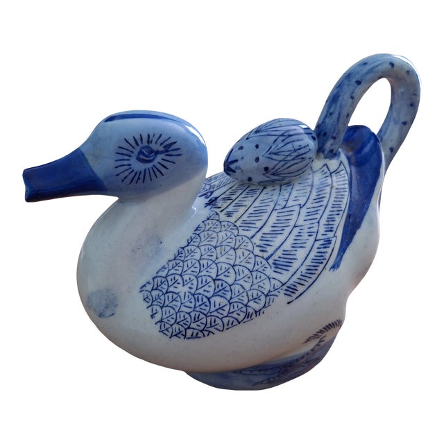 Late 20th Century Chinoiserie Blue and White Hand Painted Duck Pitcher With Lid For Sale