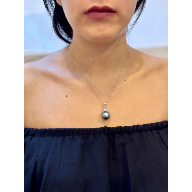 15.5 mm Black Round Tahitian Pearl & Diamond 18 Kt Gold Pendant + Chain 14 KG For Sale - Image 11 of 18