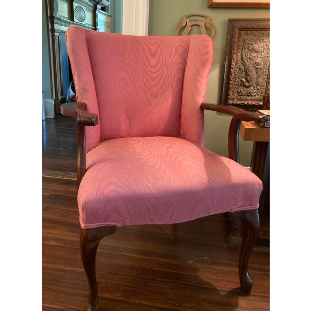 This side chair has graceful lines and overall an elegant look. With the appropriate upholstery, it would work in...