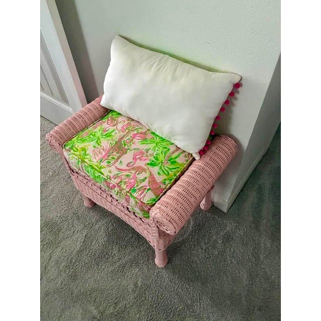 1970s Hollywood Regency Pink Wicker Vanity Stool & Matching Pillow Set – Tailored Lilly Pulitzer "On Parade" Cushion For Sale - Image 12 of 12