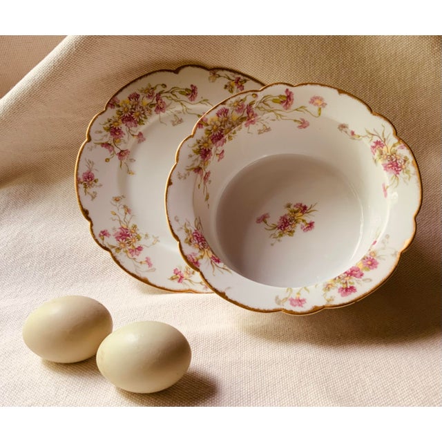 Ceramic Limoges Floral Soufflé Bowl With Underplate, Gilt Scalloped Rim | Elite Works | C. 1900 For Sale - Image 7 of 18