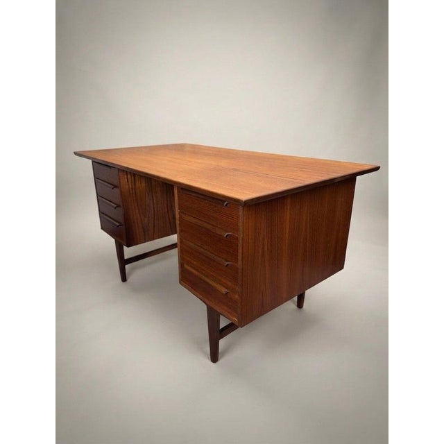 Discover this timeless 1960s Danish teak wood desk, designed with a sophisticated suspended structure supported by four...