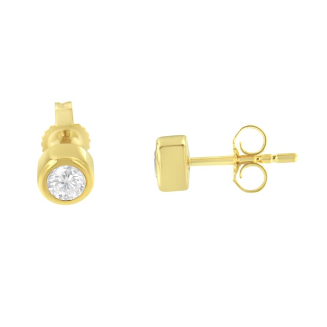 Shine like a diamond by wearing these elegant stud earrings. Fashioned in a contemporary bezel frame, these earrings are...
