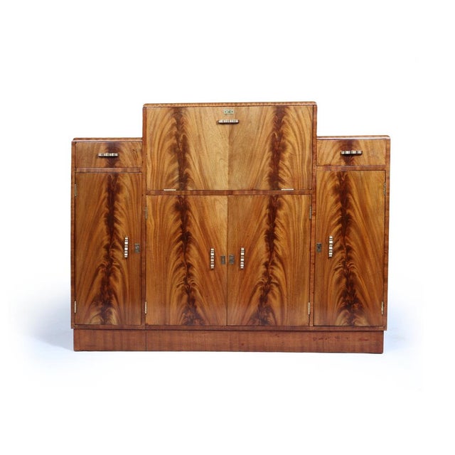 English Art Deco Walnut Cocktail Sideboard, 1930s, in Very Good conditions. Designed 1920 to 1949