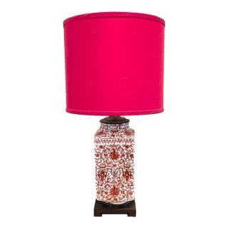 Vintage Chinoiserie Red & White Porcelain Square Ginger Jar Table Lamp With Red Shade For Sale