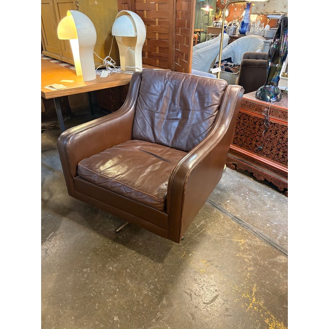 Mid-Century Modern 1970s Mid Century Leather Swivel Club Chair For Sale - Image 3 of 9