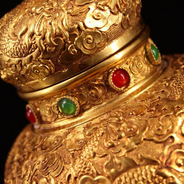 Emerald Early 20th Century Ornate Chinese Gilt Bronze Repoussé Dragon Jar With Ruby & Emerald Accents and Cover ("Qianlong" Style) For Sale - Image 8 of 9