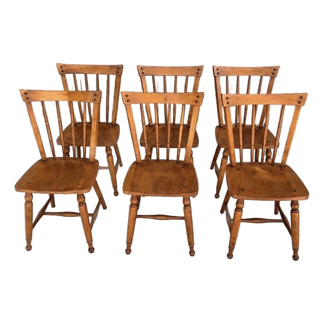 Vintage Set of 6 Ethan Allen “Squire” Maple Windsor Dining Chairs – Heirloom Nutmeg Finish For Sale